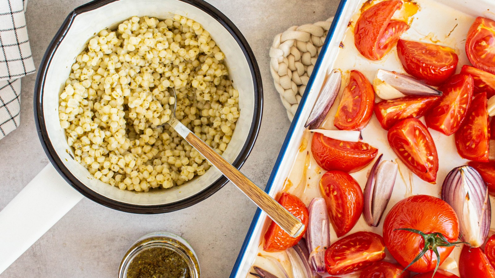 Lauwwarme geroosterde tomatensalade met parelcouscous en mozzarella Verse Oogst