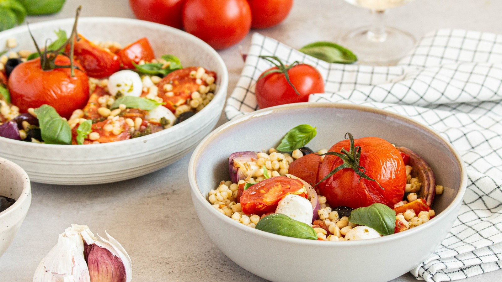Lauwwarme geroosterde tomatensalade met parelcouscous en mozzarella Verse Oogst